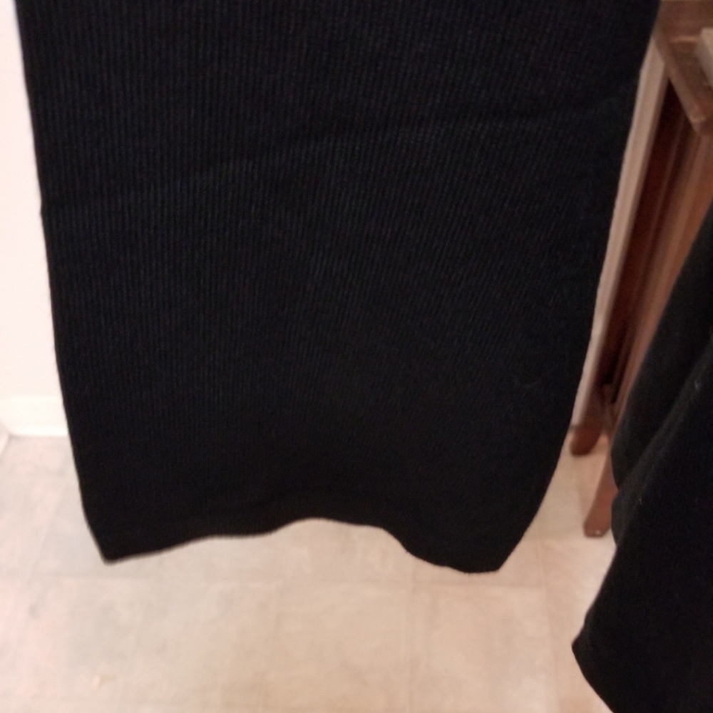 🆕️⬇️🎉HOST PICK🎉 Esperanza Black Embellished Peep Hole Sweater - Picture 5 of 8